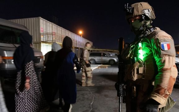 فرانسه پنج زن افغان را از پاکستان به پاریس منتقل کرد