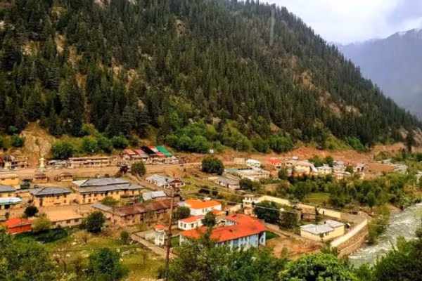 د پاکستاني ځواکونو د ډزو له امله د کـامدېش او بـرګمټال لارې تړلې دي