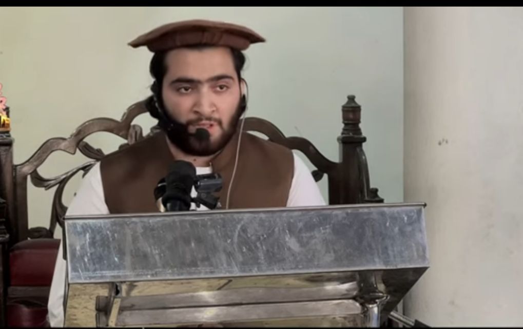 د مفتي منیر شاکر زوی د جمعې لومړنۍ خطبه کې پر ملایانو نیوکې سره وویل، د خپل پلار پر قدم ځي