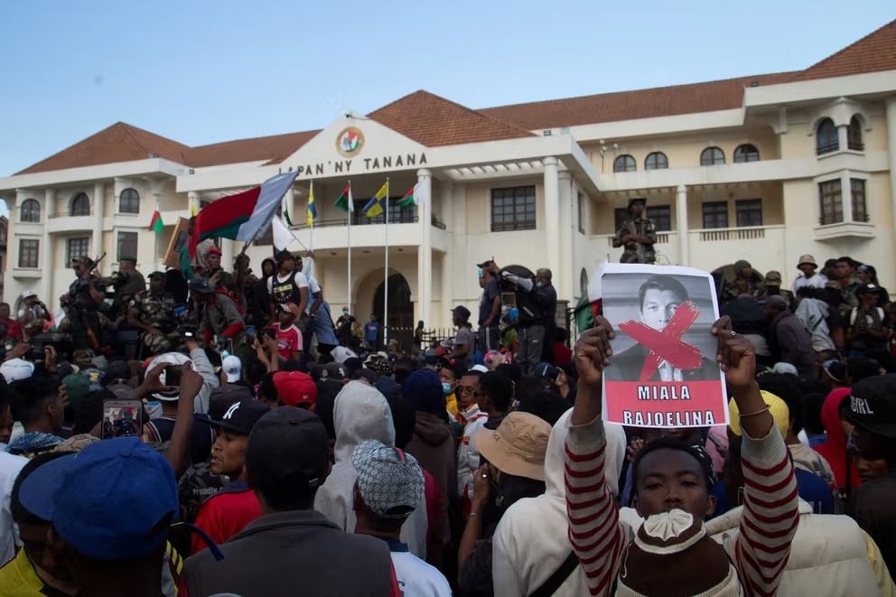 رئیس‌جمهور ماداگاسکار در پی اعتراضات «نسل زد» به فقر و فساد از کشور فرار کرد