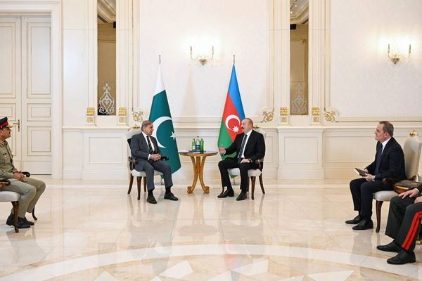 پاکستان او اذربایجان د اقتصادي او نظامي همکاریو په تړاو خبرې وکړې