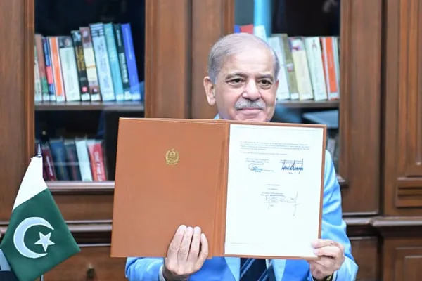شهباز شریف د منځګړي په توګه د امریکا او ایران ترمنځ تفاهم لیک لاسلیک کړ