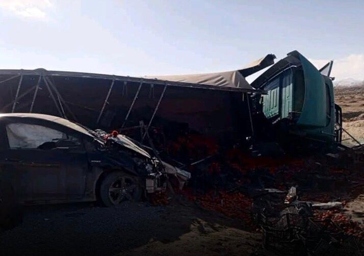 د کابل – کندهار پر لویه لار د ټرافیکي پېښې له امله ۵ تنه مړه او یو ماشوم ټپي شوی 