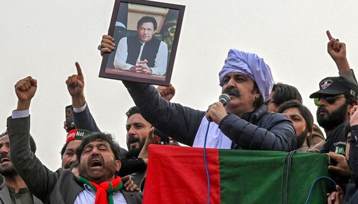 وزیر اعلای خیبر پختونخوا از سمت خود کناره‌گیری کرد