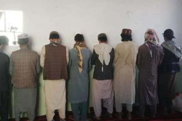 طالبان وایي په درېیو ولایتونو کې یې د بېلابېلو جنایي جرمونو په تور ۱۵کسان نیولي دي