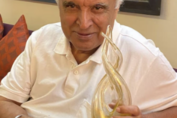 شاعر هندي بارز يدعو رجال الدين في بلاده إلى إدانة إجراءات طالبان ضد النساء