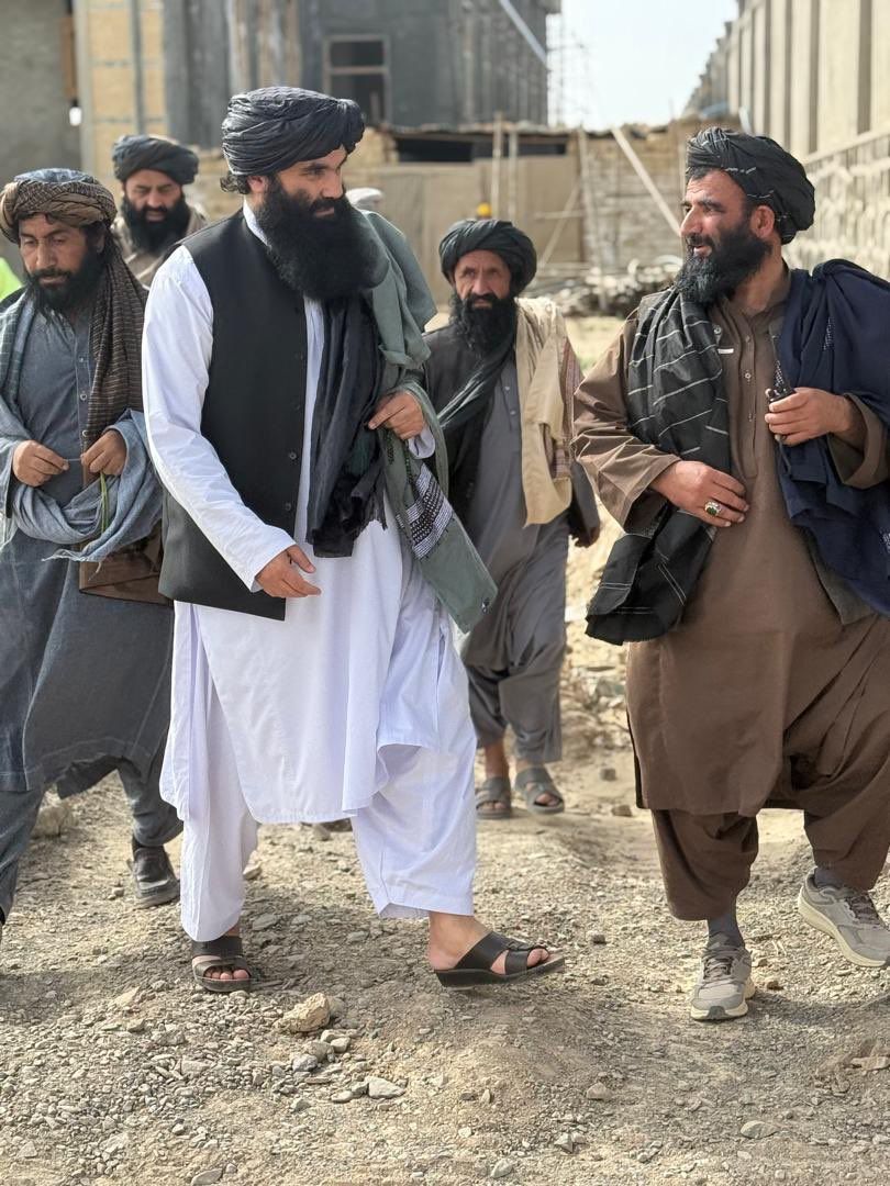 سراج الدین حقاني په زابل کې د ملا محمد عمر قبر ته ورغلی