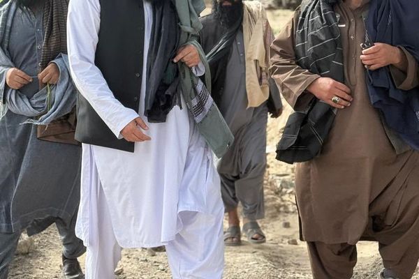 سراج الدین حقاني په زابل کې د ملا محمد عمر قبر ته ورغلی