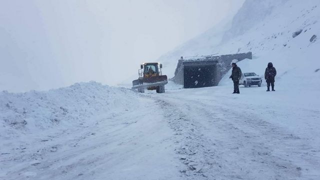 در پی بارش شدید برف گذرگاه سالنگ بار دیگر مسدود شد