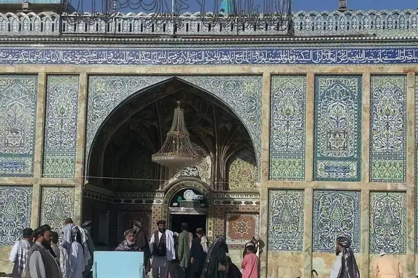 په کندهار کې ښځې خرقي شریفې ته د دوی پر ورتګ د بندیز لرې کېدل غواړي