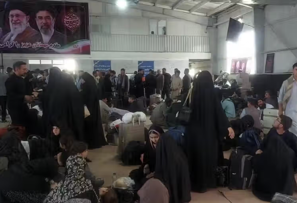 رواية من مراسم تشييع خامنئي: دعونا كضيوف... لكنهم تقاضوا منا رسوماً مقابل "الخدمات"