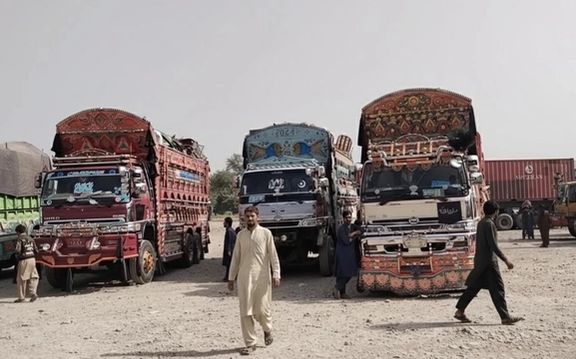 پر ډیورنډ بندې دروازې؛ د بار وړونکو موټرو پاکستاني چلوونکي لالهانده ګرځي