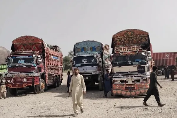 پر ډیورنډ بندې دروازې؛ د بار وړونکو موټرو پاکستاني چلوونکي لالهانده ګرځي