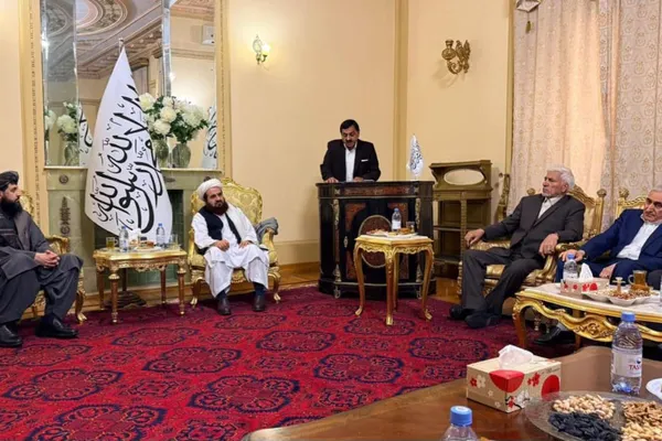 د طالبانو دفاع وزیر له یو شمېر مسکو میشتو افغانانو سره لیدلي