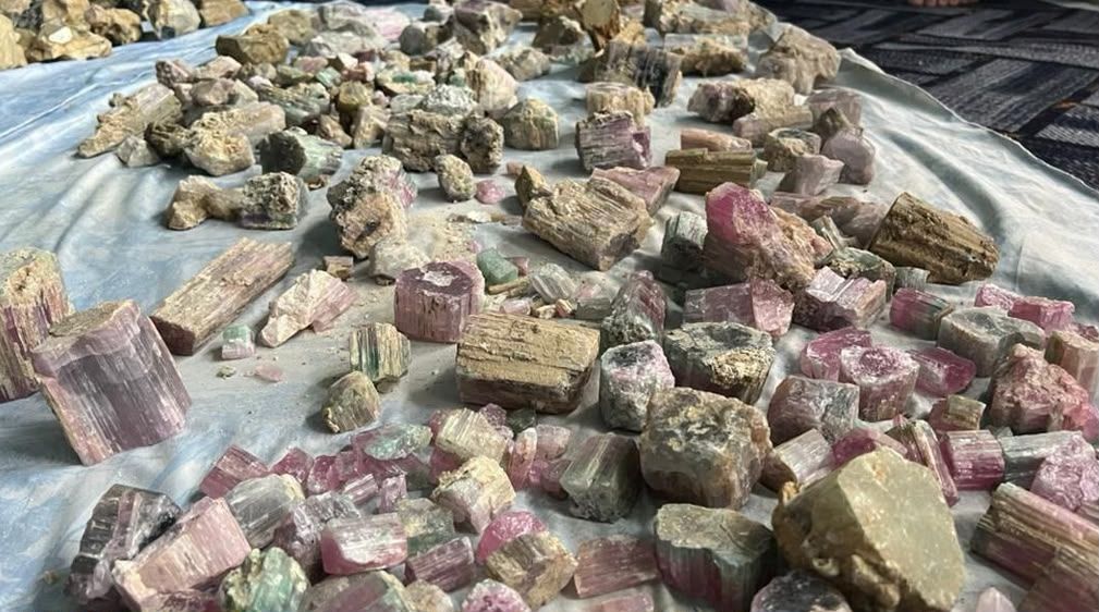 طالبان استخراج معادن سنگ بیروج کاپیسا را آغاز کرد