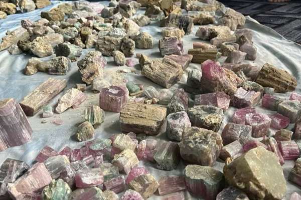 طالبان استخراج معادن سنگ بیروج کاپیسا را آغاز کرد