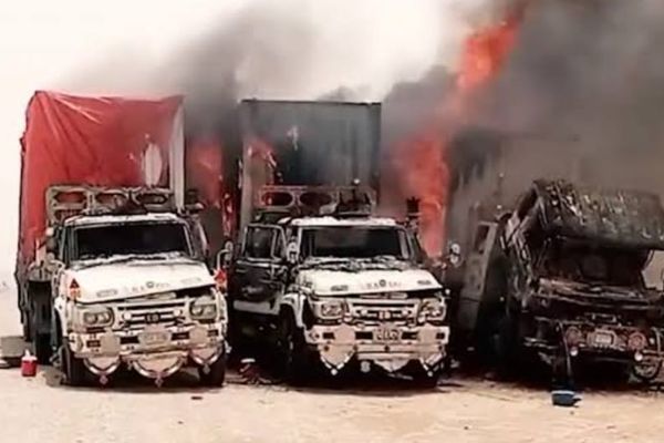 بلوچستان کې پر بار وړونکو لاریو د بریدونو په غبرګون کې ټرانسپورټي شرکتونو کاربندیز وکړ