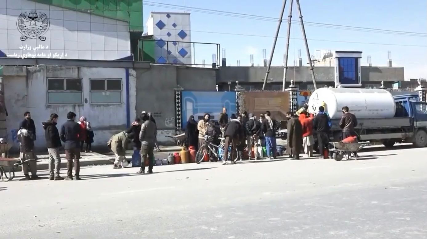 وزارت مالیه طالبان: روند توزیع گاز مایع ارزان در ۲۲ ناحیه شهر کابل آغاز شده است