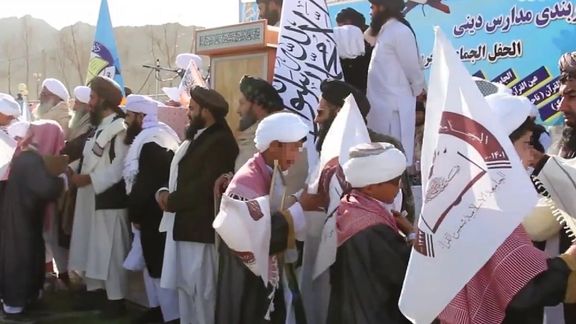 بیش از ۳۰۰ نفر از جمله زنان از ۱۶ مدرسه دینی طالبان در ولایت فراه فارغ شدند