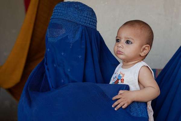 سویدن برای حمایت از تغذیه مادران و کودکان در افغانستان ۲.۲ میلیون دالر کمک کرد