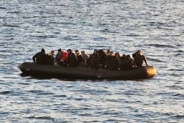 د ترکیې د کورنیو چارو وزارت: د کډوالو د یوې بېړۍ د ډوبېدو له امله ۸ کسان مړه شوي