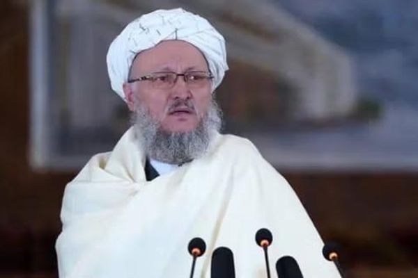 د لڼدې مودې لپاره د حنفي پر سفر د بندیز لېرې کېدل؛ نوموړی د درملنې په موخه دوحې ته ځي