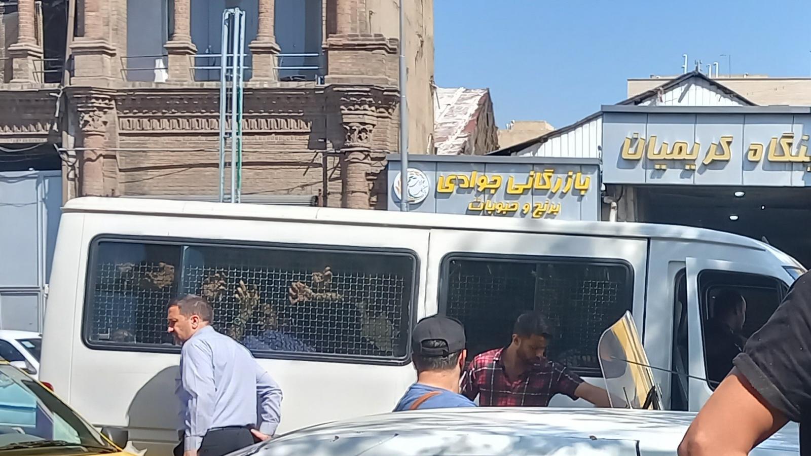 شماری از مهاجران افغان در ایران: پولیس مهاجران دارای مدارک قانونی را اخراج می‌کند