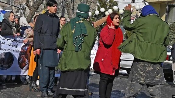 د ډېپلوماتیکو ماموریتونو د همغږۍ شورا: طالبانو قصداً مېرمنې له ټولنیزو ازادیو محرومې کړي