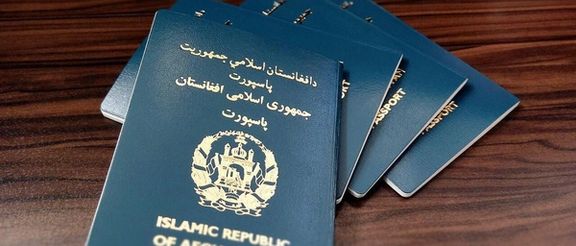 قنسولگری افغانستان در مشهد به مهاجران افغان پاسپورت دستنویس صادر میکند