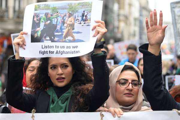 زنان معترض خطاب به جهان: طالبان از حل بحرانها در افغانستان عاجز اند