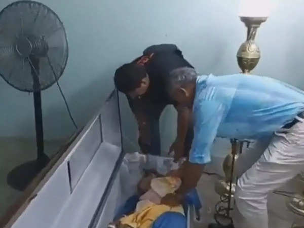 عزاداران در مراسم تشییع جنازه یک زن در اکوادور متوجه شدند او در داخل تابوت «نفس می‌کشد»