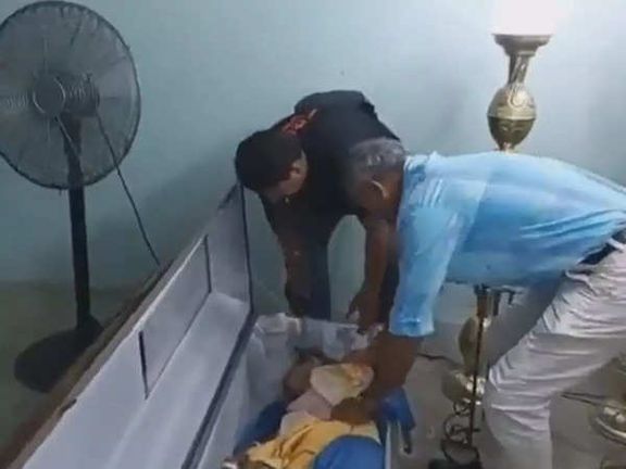 عزاداران در مراسم تشییع جنازه یک زن در اکوادور متوجه شدند او در داخل تابوت «نفس میکشد»