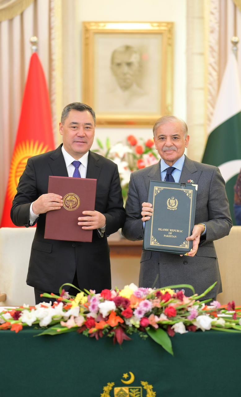 پاکستان له قرغېزستان سره په بېلابېلو برخو ۱۵ هوکړې لاسلیک کړې