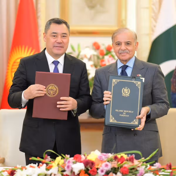 پاکستان له قرغېزستان سره په بېلابېلو برخو ۱۵ هوکړې لاسلیک کړې