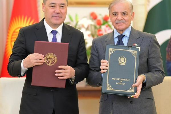 پاکستان له قرغېزستان سره په بېلابېلو برخو ۱۵ هوکړې لاسلیک کړې