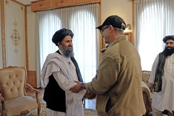 طالبان: المبعوث الأميركي طرح «تبادل سجناء» خلال لقائه الملا برادر