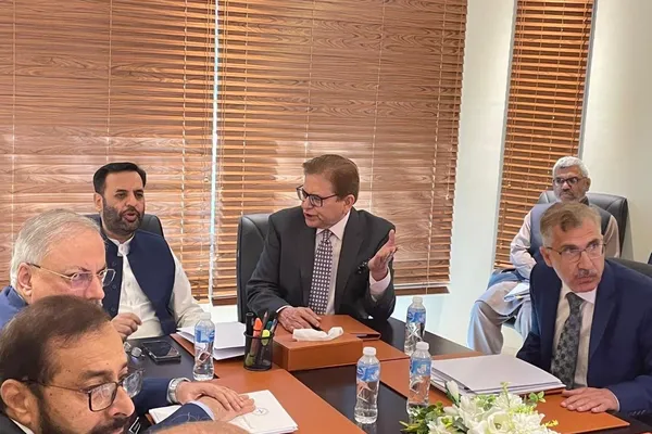 محمد صادق وايي په پاکستان کې د مېشتو افغان محصلانو د ستونزو د حل په اړه یې ناسته کړې