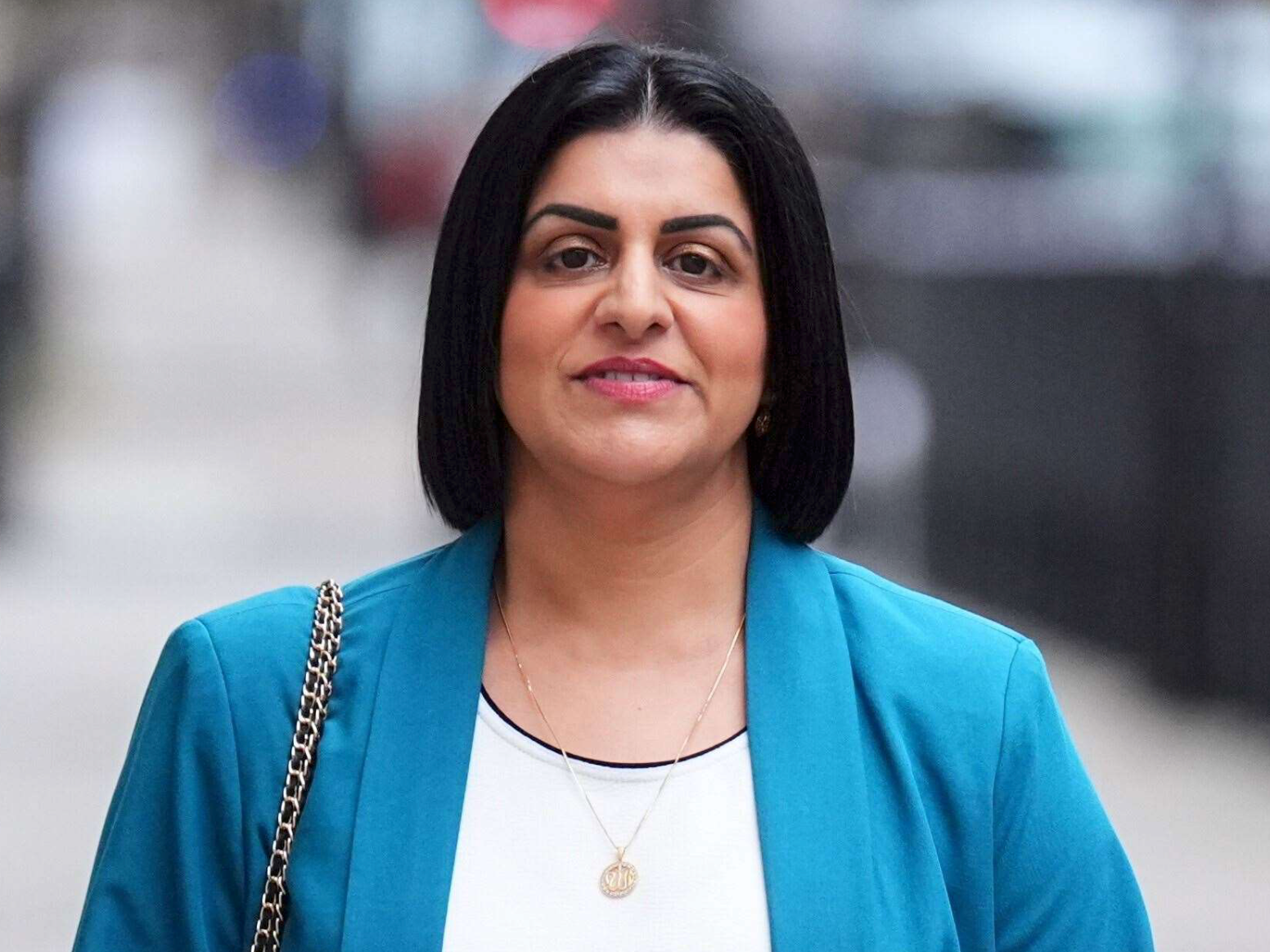 د برېتانیا د کورنیو چارو له وزیرې پوښتنه: ولې پر پاکستانیانو د زده‌کړو ویزې بندې نه‌شوې؟