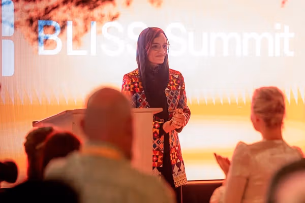 ظریفه غفاري له جایزې ګټلو وروسته؛ هغو رژیمونو ته مشروعیت مه ور کوئ چې مېرمنې له ټولنې باسي