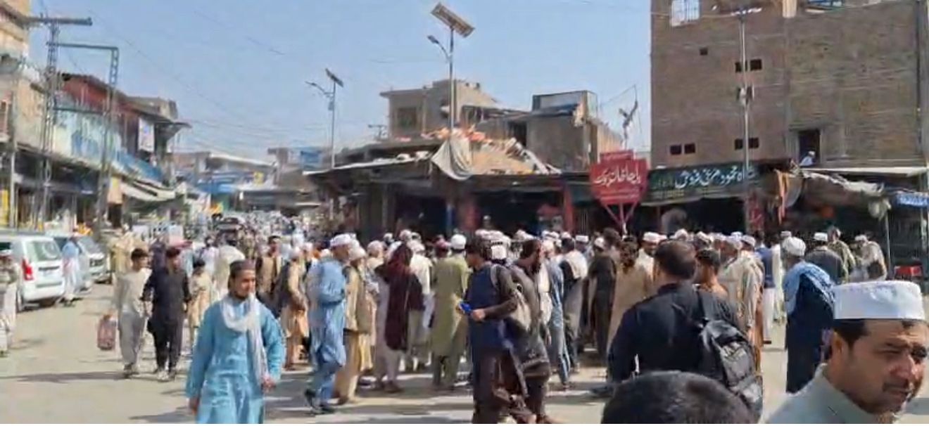 تظاهرات تاجران و رانندگان در اعتراض به بسته ماندن گذرگاه تورخم