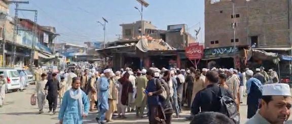 تظاهرات تاجران و رانندگان در اعتراض به بسته ماندن گذرگاه تورخم