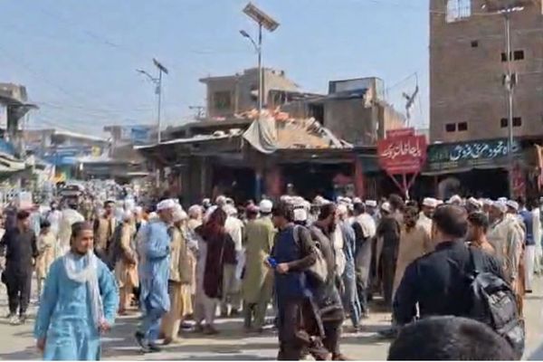 تظاهرات تاجران و رانندگان در اعتراض به بسته ماندن گذرگاه تورخم