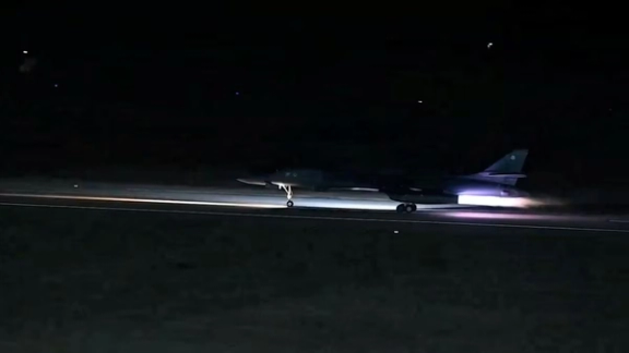 دفتر نخستوزیری عراق: در حملات هوایی امریکا ۱۶ نفر به شمول غیرنظامیان کشته شدند