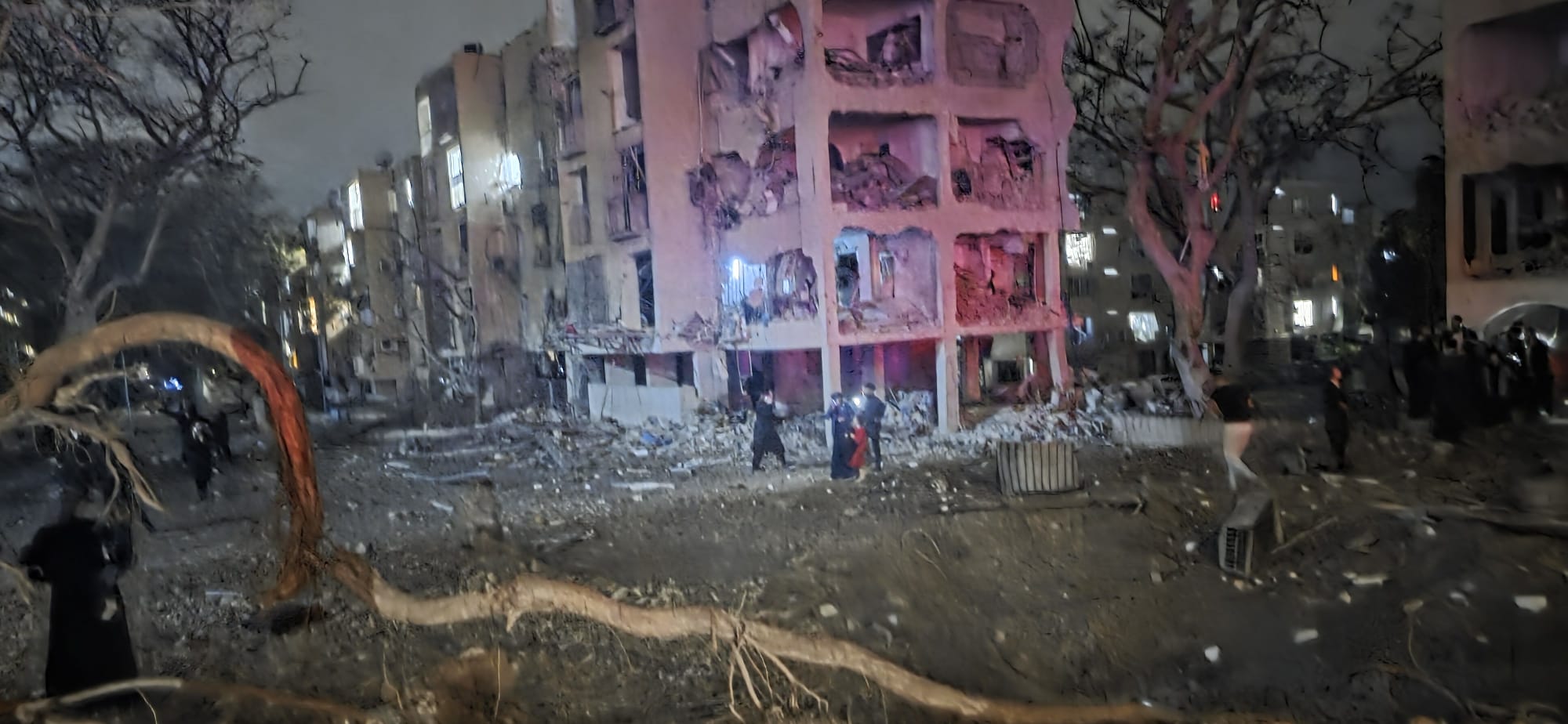 د اسراییل په عاراد او دیمونا ښارونو کې د ایران په توغندیزو بریدونو کې ۱۰۰ کسان ټپیان شوي