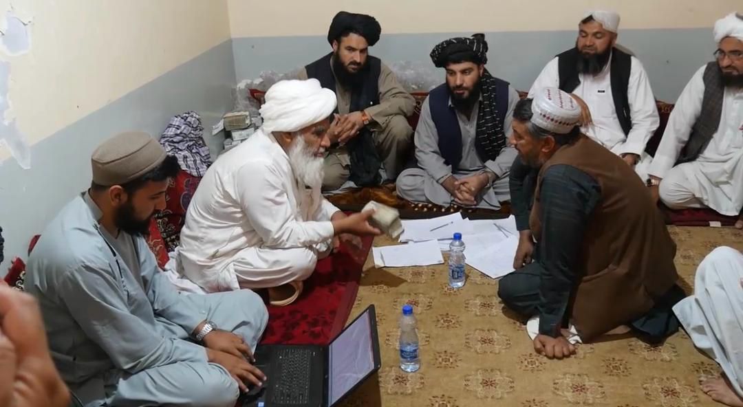 د طالبانو ناعادلانه وېش: کندهار کې طالبانو ۲۰۰ میليونه افغانۍ د اورلګېدنې زيانمنو ته ورکړې