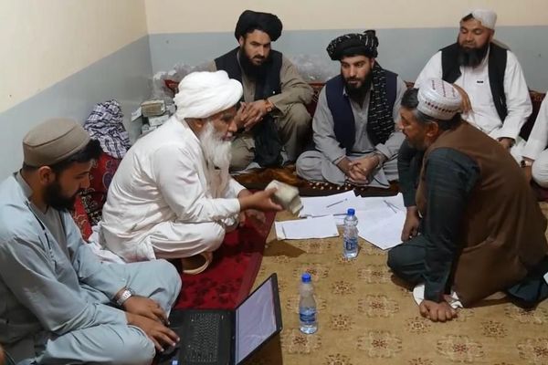 د طالبانو ناعادلانه وېش: کندهار کې طالبانو ۲۰۰ میليونه افغانۍ د اورلګېدنې زيانمنو ته ورکړې