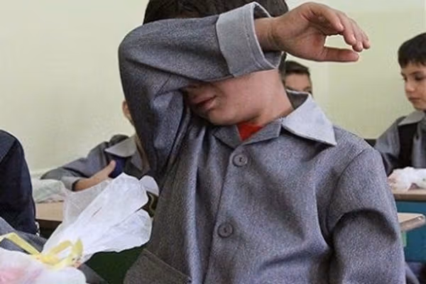 یک معلم در ایران بهدلیل تحقیر دانشآموز افغان از کار اخراج شد