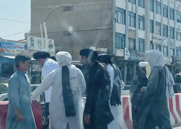 محتسبو الأمر بالمعروف التابعون لطالبان يعتقلون عدداً من الصرافين في سوق قندهار
