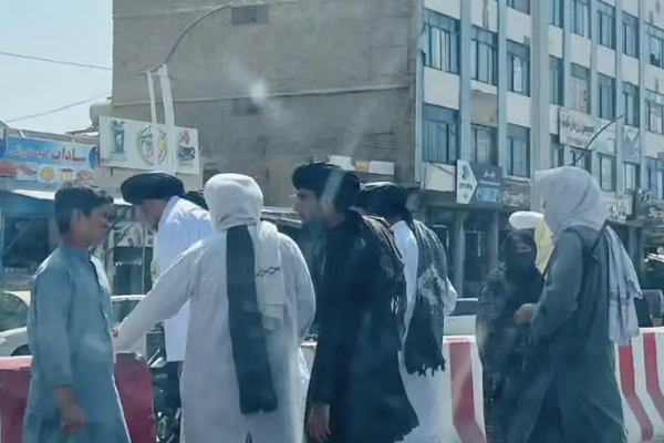 محتسبو الأمر بالمعروف التابعون لطالبان يعتقلون عدداً من الصرافين في سوق قندهار