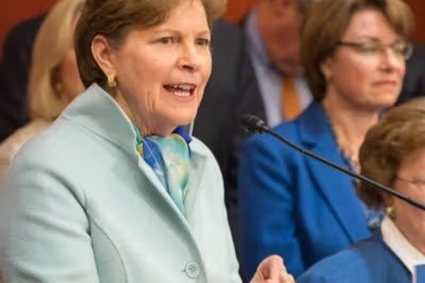 سيناتورة ديمقراطية تحذر من ترك الولايات المتحدة للمهاجرين الأفغان يواجهون مصيراً مجهولاً